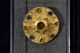 Cette fibule à disque en or, "une pièce exceptionnelle, selon l'archéologue cantonal Guido Lassau, a été découverte à Bâle dans une tombe datant du 7e siècle.